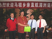 　縣長陳雪生致贈莆田市市委書記袁錦貴（右二）及所有領導台灣茶葉及馬祖旅遊資訊，袁錦貴則回贈媽祖巨像模型。（圖／文：曹重偉）