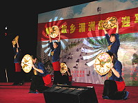 　湄州島舉辦文藝晚會歡迎馬祖進香鄉親，當地年輕女子還特別演出舞蹈「湄洲小唱」，嫵媚舞姿令全場屏息。（圖／文：曹重偉）