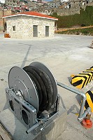 　東引中柱加油站專為甲種漁船而建，加油槍就位在碼頭邊。（圖／文：陳其敏）