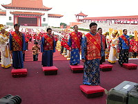 　馬祖「媽祖回娘家」進香團重頭戲湄洲祖廟祭祀大典隆重登場，由縣長陳雪生擔任主祭，場面相當盛大。（圖／文：曹重偉） 