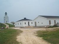 　被漆上黑色屋頂的東莒燈塔周邊建物引起民眾討論。（圖／文：林冰芳）