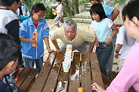 　&#22338;里國小舉行春季郊遊活動，大小朋友趣味競賽好開心。（圖：&#22338;里國小提供）