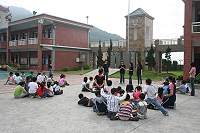 國際青年之家抵達坂里國小散播愛與關懷的重要性。(圖:坂里國小提供)