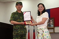 馬防部張指揮官致贈紀念獎牌,感謝王素真老師帶來精采的講演內容,讓全體官兵受益良多。(圖/文:劉家興)