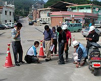 　針對網友反映，政風室主任王新鳴會同工務局長張賢潭專程前往清水廣場了解「寬頻管道建置工程」施作情形。（圖／文：曹重偉）