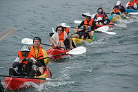 　2007馬祖獨木舟生態文化之旅活動展開，學員們享受獨特的馬祖山水美景。（圖：連江縣水域遊憩活動發展協會提供）