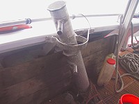 　「金龍輪」受其它船艇艉跡波波及，繫纜柱都承受不住劇烈搖晃而被扯壞。（圖：連江縣港務處提供）