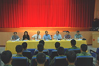 「國軍官兵權益保障委員會」以面對面溝通的方式,對官兵說明自身權益上的問題及認知。(圖:權保會提供)