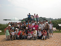 　介壽國中小教職員工一行到北竿自強活動，參觀大澳山戰爭公園。（圖／文：陳鵬雄）