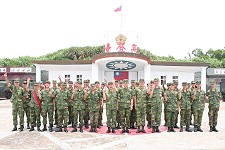 馬防部張指揮官日前蒞抵高登視導防務,並與戍守官兵合影留念,預祝端午佳節愉快。(圖/文:劉家興)