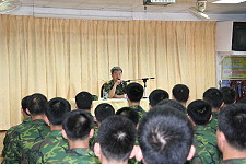 　馬防部政戰主任宋將軍指出，新進弟兄需重視權利、義務、恪遵軍紀要求，期使服役後更穩重成熟。(圖／文：簡志偉)