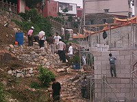 　南竿鐵板境大王宮的重建工作如火如荼地進行中，廟委會的成員，同時也是鐵板社區發展協會在大王宮入口附近造景。（圖／文：邱竟瑋）