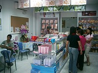 　山隴一家新的直銷店舖內，店員向顧客解說加入會員的好處。（圖／文：邱竟瑋）