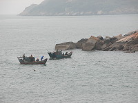 　大陸小型漁船經常在馬祖近岸海域作業，專釣石狗公魚。（圖／文：陳鵬雄）