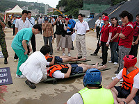 　縣府進行萬安三十號空難演習第一次預演，政軍單位都出動大批人力及各式船隻前往執行演練、場面逼真。（圖／文：曹重偉）