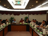  　議會考察團在縣長陳雪生、立委曹爾忠的陪同下，前往交通部民航局拜會局長張國政，再度針對南機北降未能有效落實，展開激烈冗長激辯，要求民航局確實監督。（圖／文：劉秋月）