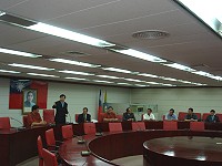 　內政部部長李逸洋親迎縣議會考察團成員，對議員所提各項議題仔細聆聽，並表達全力支持之意。（圖／文：劉秋月）