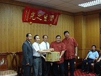　縣長陳雪生及議長陳振清、副議長陳貴忠代表致贈八八坑道名酒，感謝新竹縣議會的熱情相迎。（圖／文：劉秋月）
