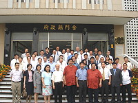 金門縣縣長李炷烽歡迎連江縣府會代表,進行縣政交流及參訪,並在縣府前合影留念。(圖/文:劉秋月)