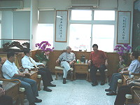 　衛生局局長劉增應陪同行政院衛生署疾病管制局局長郭旭崧、前台北榮民總醫院院長彭芳谷及陽明大學資訊中心主任劉德明等人，拜會縣長陳雪生，就提升馬祖地區檢防疫工作進行討論。（圖／文：劉秋月）