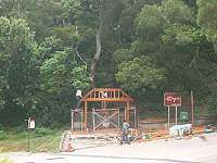 　南竿新建十三座木製公車亭，配合地區自然景觀。圖為軍醫院附近的公車亭新建，清水候車亭則將以三面玻璃遮蔽，保護學子免遭風雨。（圖／文：邱竟瑋）