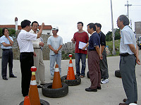 副縣長徐文吉會同馬管處長朱孟晃等人前往中隴酒廠前圓環會勘,初步決定中隴圓環未來建置將兼顧交通安全與入口意象。(圖/文:曹重偉)