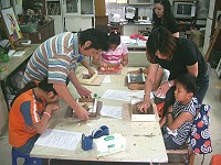 　牛角社區發展協會在邊城畫室舉辦立體魚拓教學，小朋友向老師請教製作的步驟。（圖／文：邱竟瑋）