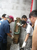 　鐵板大王宮重建，昨天舉行上樑儀式，有七百年歷史的石碑，由鄉親合力搬到廟中。（圖：大王宮廟委會提供）