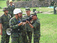 莒指部指揮官鄭上校於基地部隊班用機槍射擊訓練時,親自下場示範射擊要領。(圖/文:張惟程)