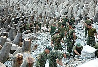　東引地區官兵協助淨灘，維護環境清潔。（圖／文：陳其敏）