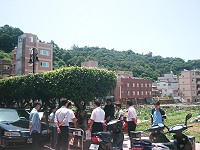 　縣府交通局與工務局昨天在縣府前會勘，要求廠商將停車格線恢復。（圖／文：邱竟瑋）