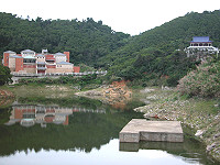 　經過連日降雨，南竿勝利水庫總算大有進帳，也讓出現已久「乾旱指標」淹沒大半。（圖／文：曹重偉）