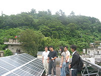 　縣府頂樓新裝設太陽能發電裝置，可有效節省傳統能源，抑制二氧化碳排放。（圖／文：邱竟瑋）