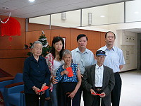 　台灣電力公司金馬工務所主任黃居福、副主任呂學進等人，在介壽村村長曹容華陪同下，前往大同之家致贈老人佳節慰問金。（圖／文：劉秋月）