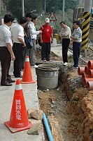 　副縣長徐文吉了解東引鄉下水道等地下共同管溝施工情形。（圖／文：陳其敏）