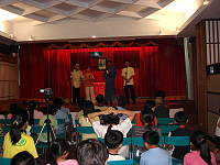　漢霖民俗說唱藝術團在莒光鄉演出，廳內座無虛席，逗笑聲連連。（圖／文：陳樂團）