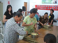 　婆婆媽媽們把握時間包出漂亮的鹼粽。（圖／文：林冰芳）