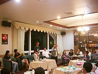 　內湖社區大學師生與地方文史、生態工作者十七日晚間在神農山莊座談，氣氛活絡。圖為四維水試所成員蔡錫諫有獎徵答，考考學員對馬祖的瞭解。（圖／文：邱竟瑋）