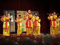 　北竿三校畢業聯合演藝在中正堂熱鬧登場。（圖／文：陳鵬雄）