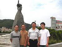 　兩岸漆畫藝術首次交流將在馬祖登場！對岸漆藝大師鄭崇堯（左二）及二位學生抵馬，今將與台灣漆畫藝術家召開「兩岸漆藝文化交流座談會」。（圖／文：曹重偉）