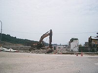 　清水7-Eleven對面兩座碉堡，因腳踏車道與人行道工程，週日已遭拆除。（圖／文：邱竟瑋）