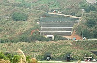 　東引中興坑道上方滑動邊坡，現以層層土包堆疊復原。（圖／文：陳其敏）