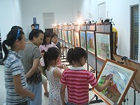 　大埔寫生美展讓東莒國小小畫家們畫出了眼中的大埔聚落。（圖／文：林冰芳）