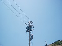 　台電工作人員昨天在珠螺架高電桿，以因應珠山電廠落成後電壓增強，相對提高的安全標準。（圖／文：邱竟瑋）