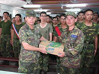 副指揮官日前至工兵連視導基地訓練情形時指出三項工作重點,並致贈運動飲料,以慰勉弟兄之辛勞。(圖/文:簡志偉)