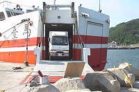 　臺馬輪左側後船橋開放，自即日起至月底開放載運小客車。（圖／文：劉秋月）