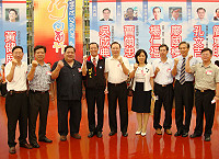 連江縣選區由國親共同提名的現任立委曹爾忠參加第七屆立委選舉,他也上台接受馬祖黨代表們的歡呼。(圖:立法委員曹爾忠辦公室提供)