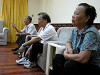 　戰地政務期間軍事勤務意外之當事人多半已往生，都由親戚出席補償審查會進行說明，當年青年現在也都成了白髮蒼蒼的依公、依嬤。（圖／文：曹重偉）