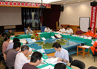 　縣府召開萬安三十號演習第四次協調會，與會人員透過現場兵棋盤，了解參演各單位人員的佈置區域。（圖／文：曹重偉）