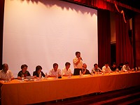 　十二年國民基本教育座談會由國立馬祖高中校長陳善茂引言，教育部長杜正勝親率各司主管來馬傾聽各界看法。（圖／文：邱竟瑋）